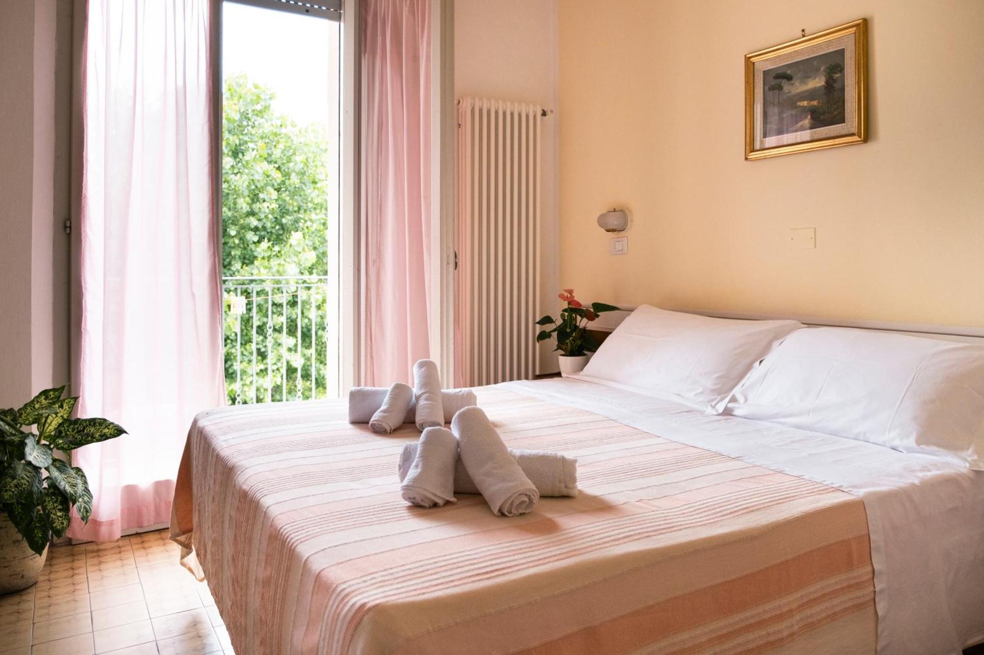 רימיני Hotel Cheri מראה חיצוני תמונה